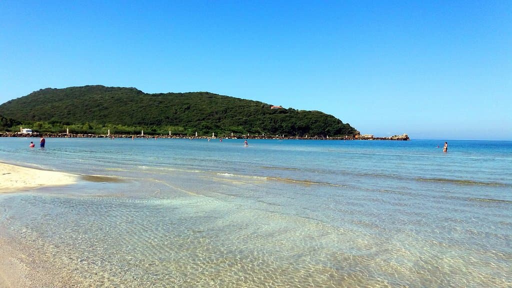 una lunga spiaggia sabbiosa