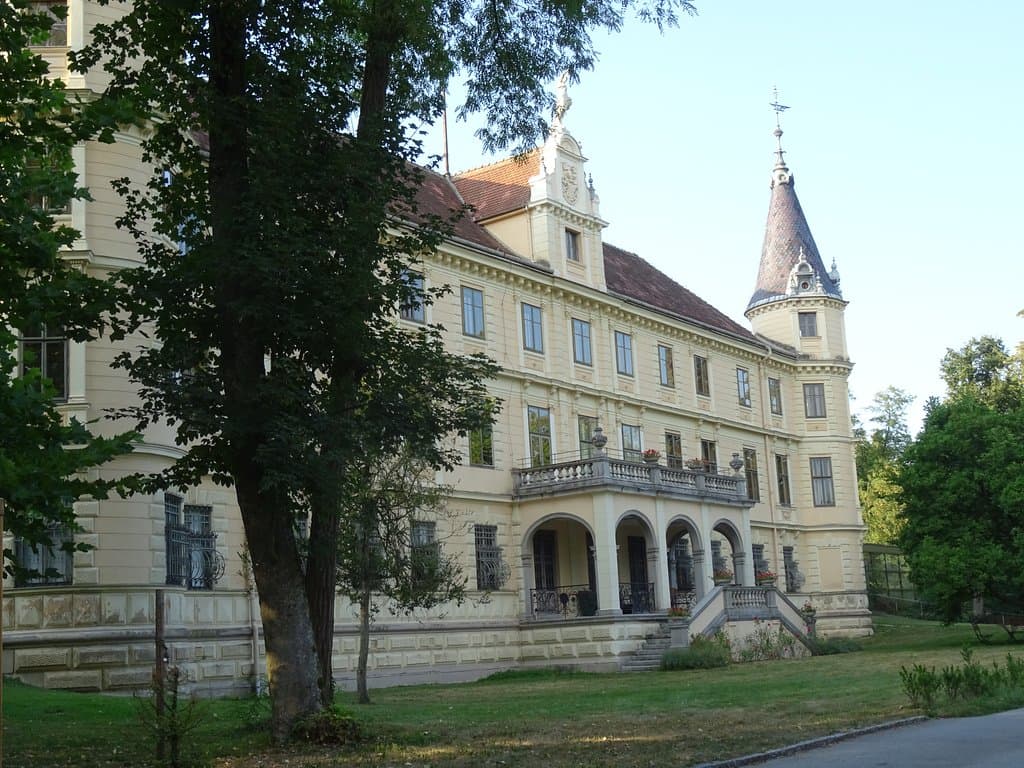Schloss Puchberg, Hauptfassade
