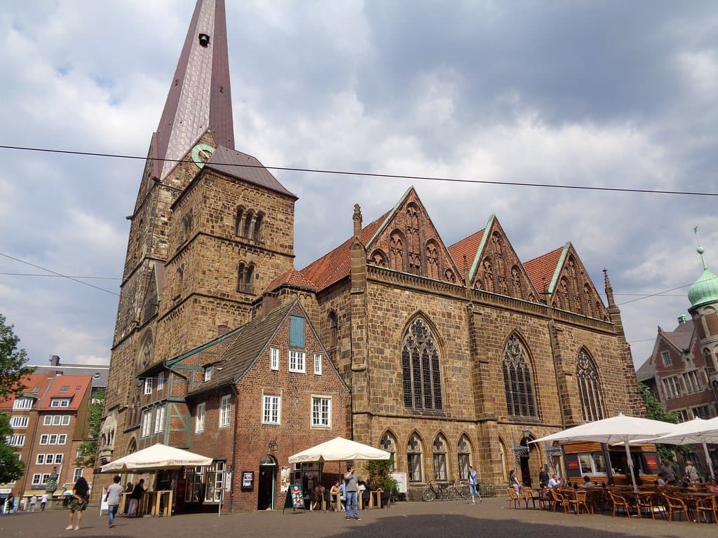 マルクト広場への入り口に建つ、リープフラウエン教会
