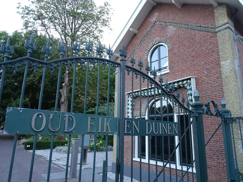 Begraafplaats"Oud Eik en Duinen"met resten kapel uit 1247 