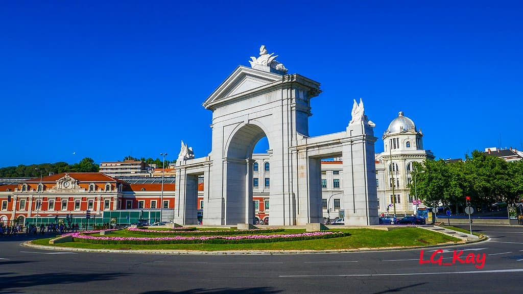 Simple arch gate