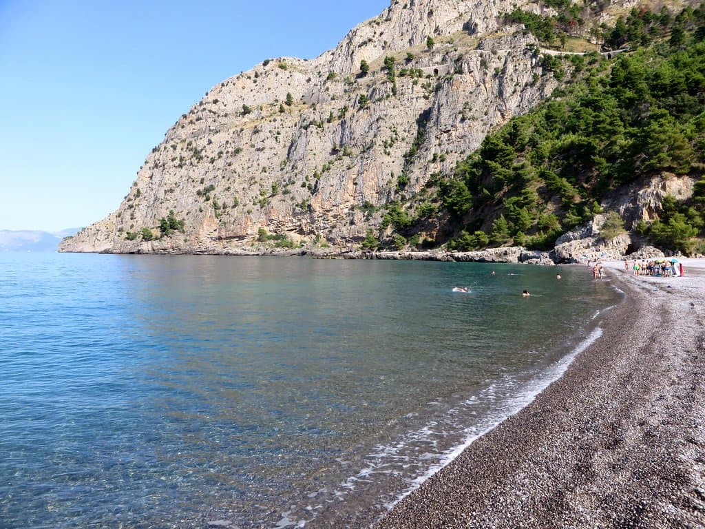 il mare trasparente che bagna l'arenile