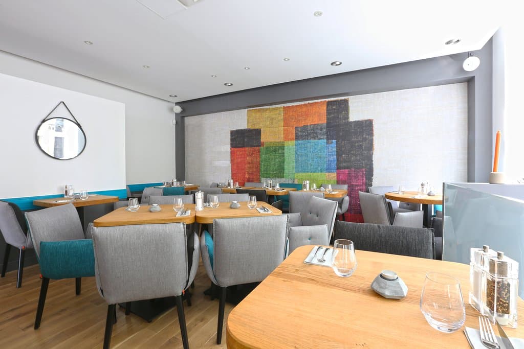 Une disposition de salle intime