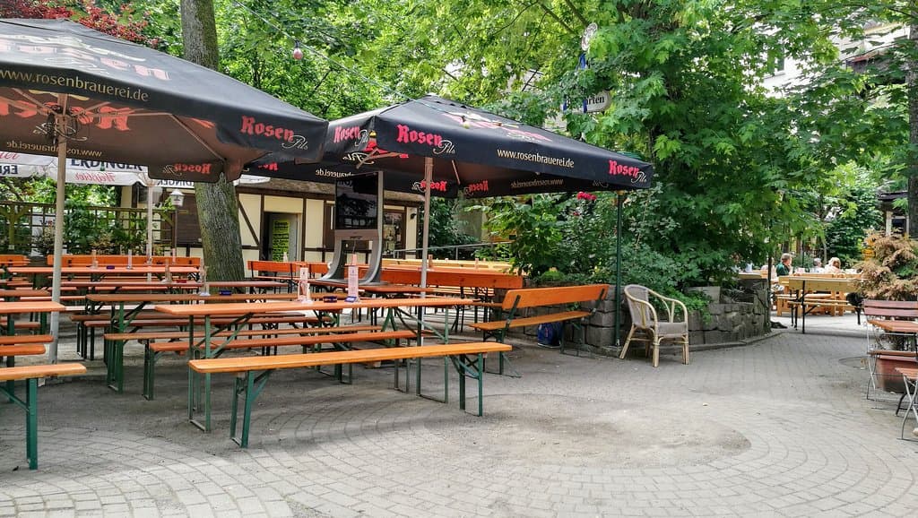 Die meisten Tische im Biergarten sind in Selbstbedienung