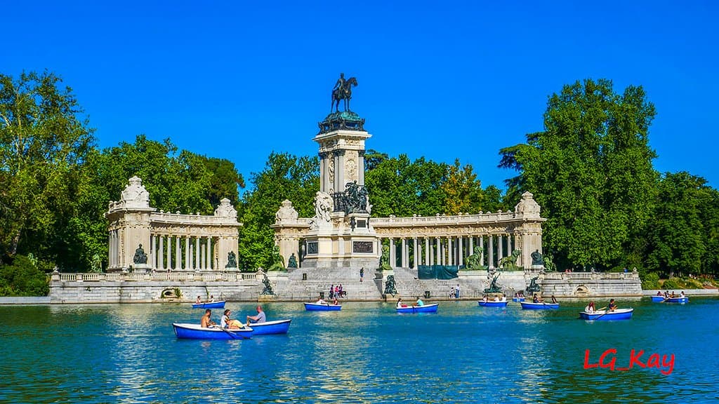 Beautiful lake inside Retiro Park