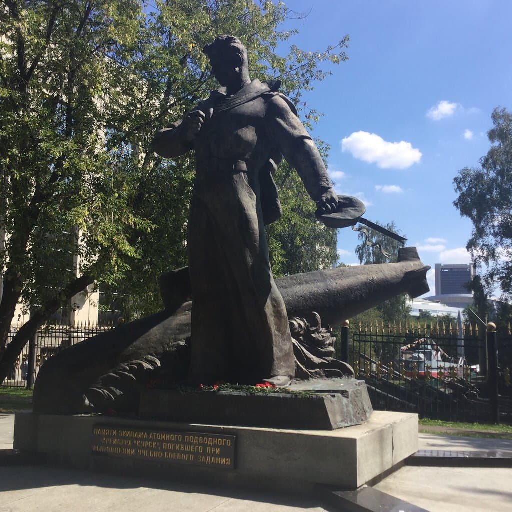 Памятник экипажу АПЛ “Курск“