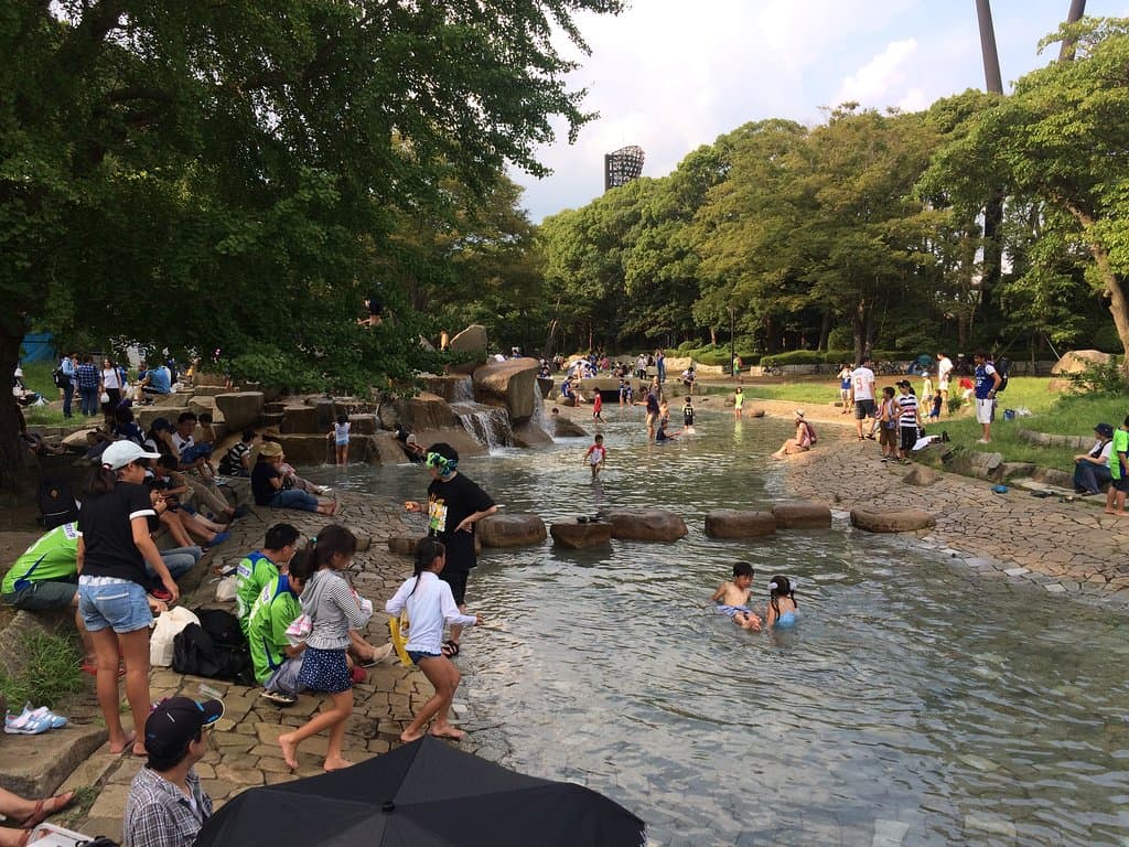 夏場は子供が水遊び