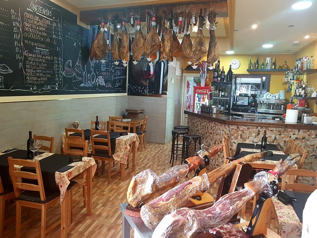 Esencia extremeña recomendable 100% el mejor jamón y embutidos y buenisima comida casera y tipic