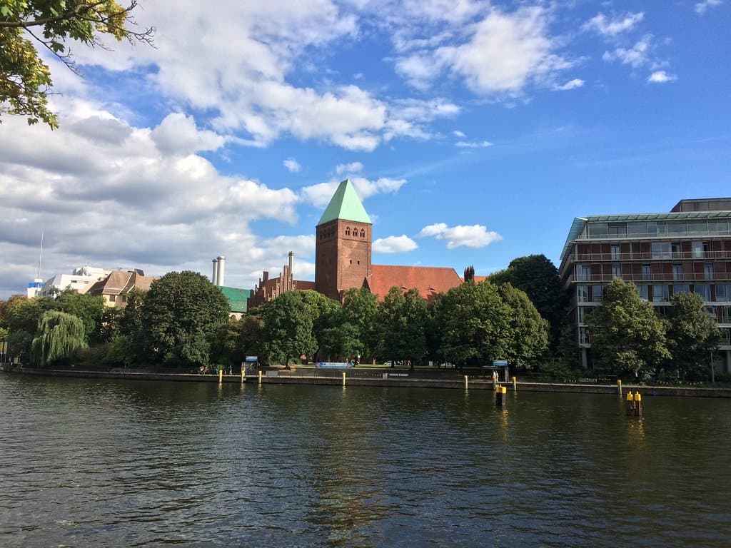 Märkisches Museum vom anderen Ufer der Spree aus gesehen