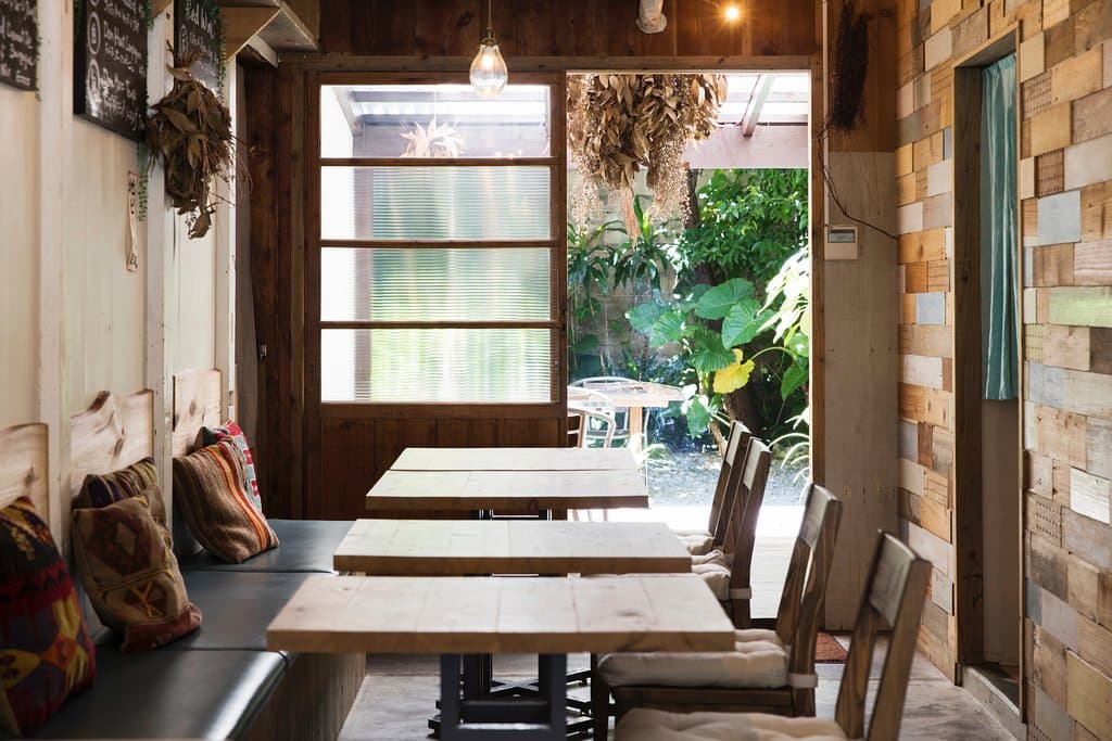 1st floor table seating