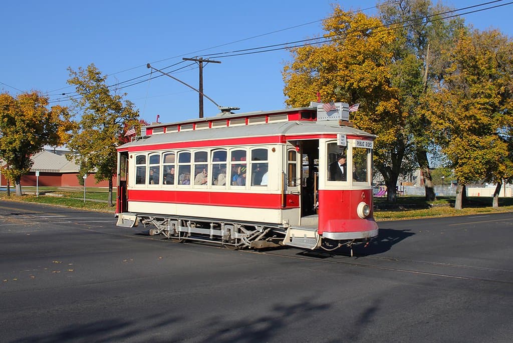 Streetcar #1976 on a public run