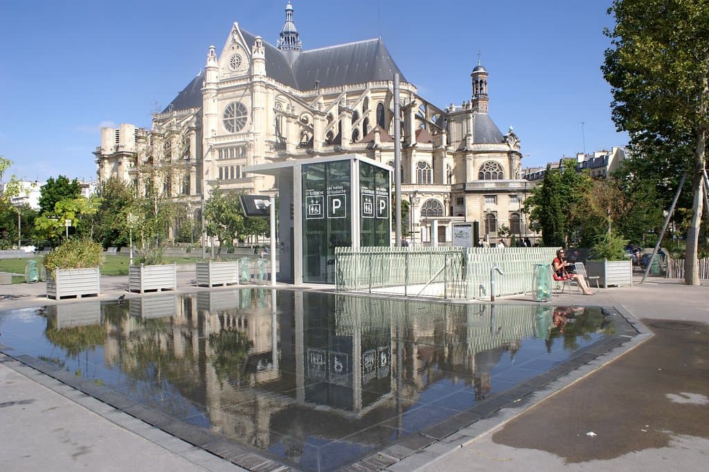 Explore the Jardin des Halles