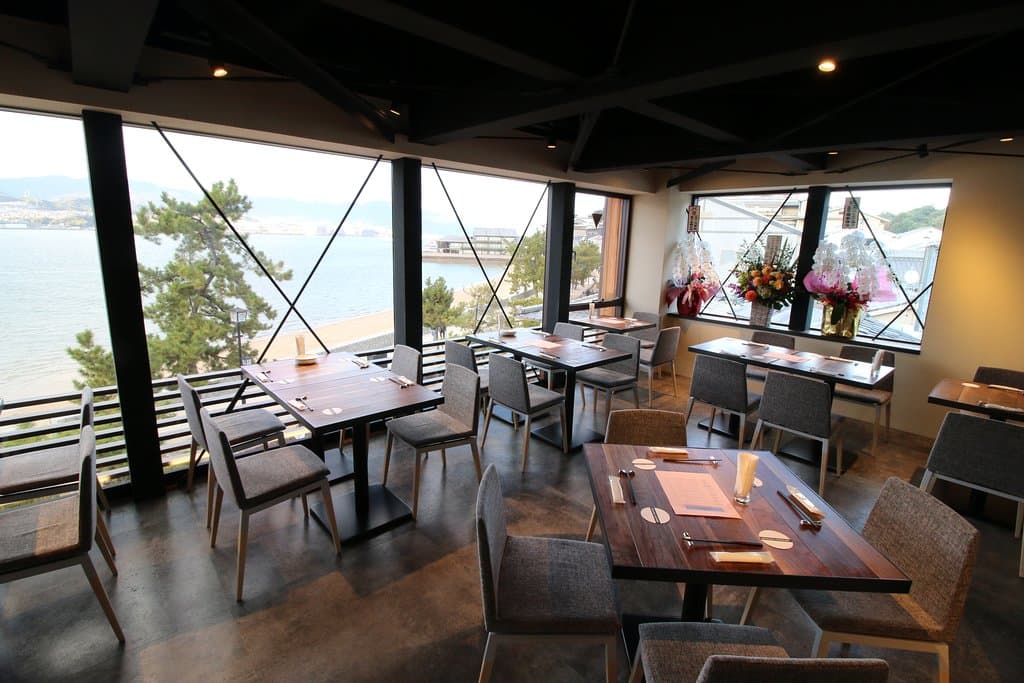 海側は一面ガラス張り、宮島桟橋まで見渡せる270度ビューです。