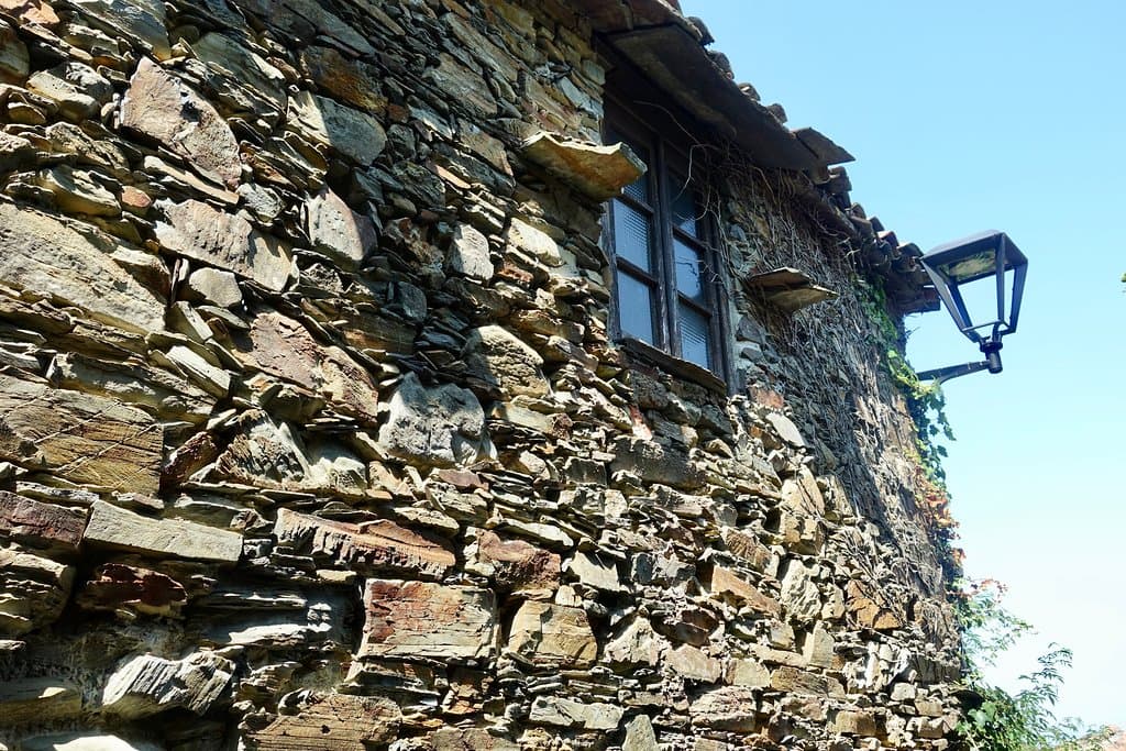 Traditional schist construction