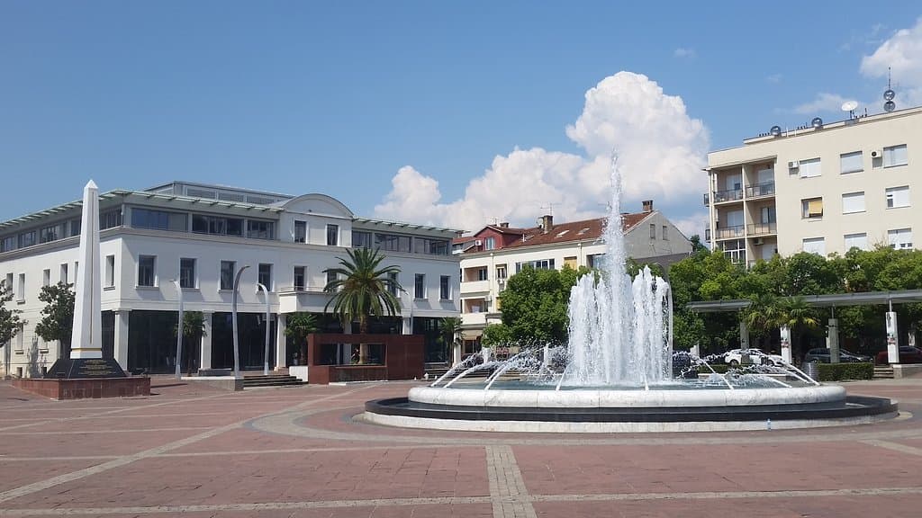 La piazza con alcune fontane