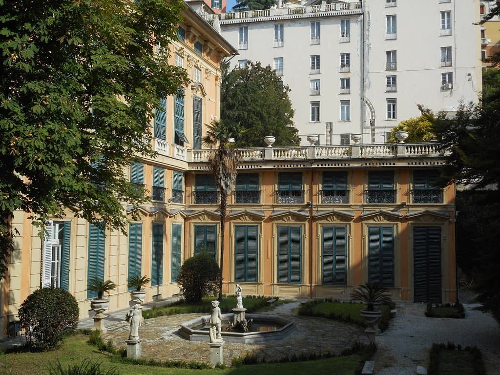 l'elegante cortile visto da una delle finestre