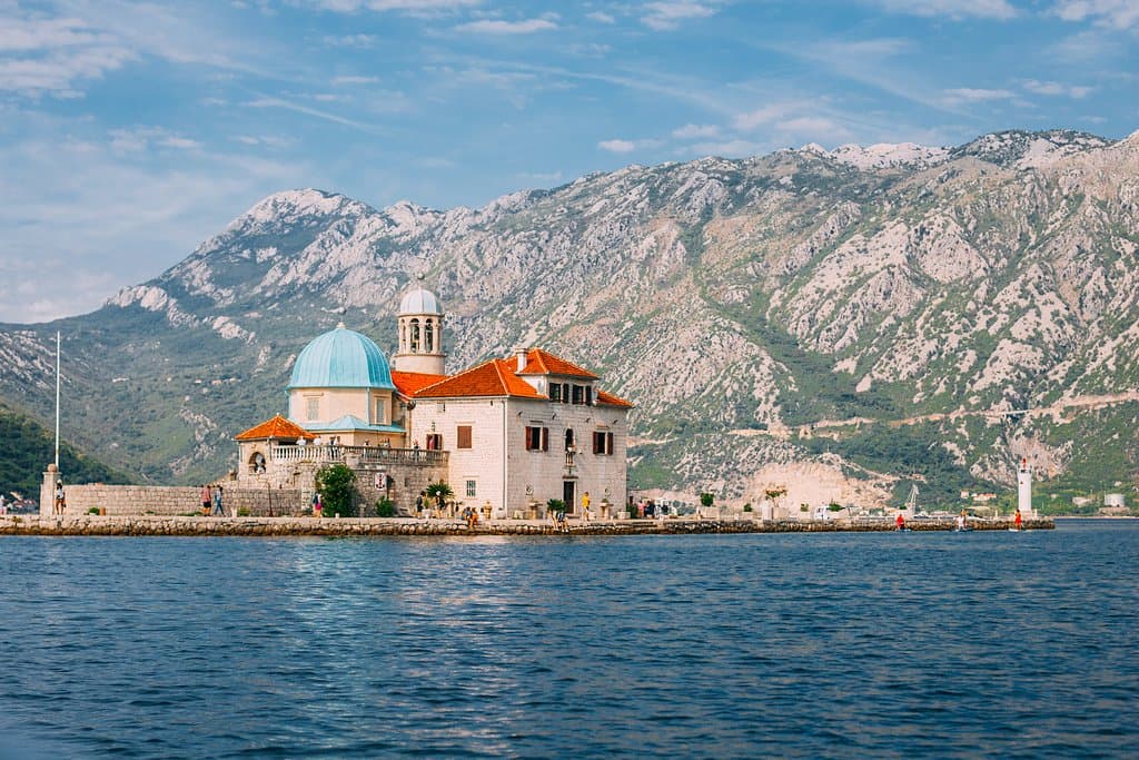 Вид на остров с лодки