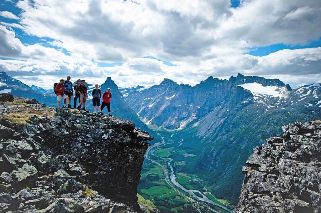 Fantastisk utsikt ned mot Romsdalen