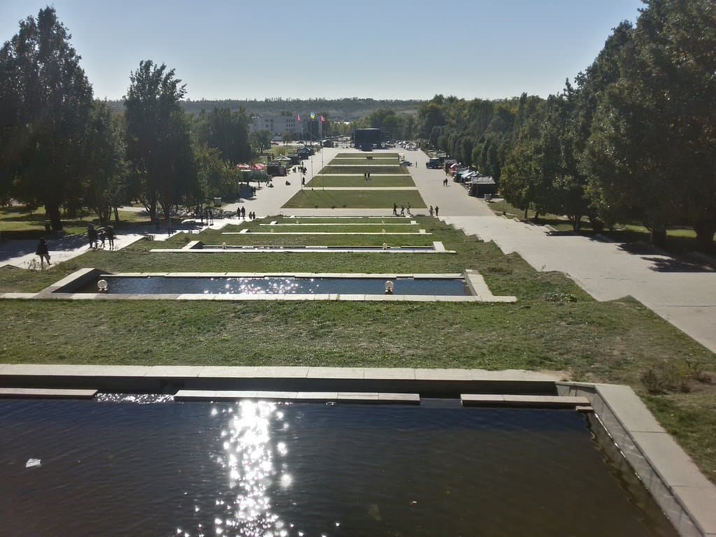 Вид с верху, видна сцена ко Дню города