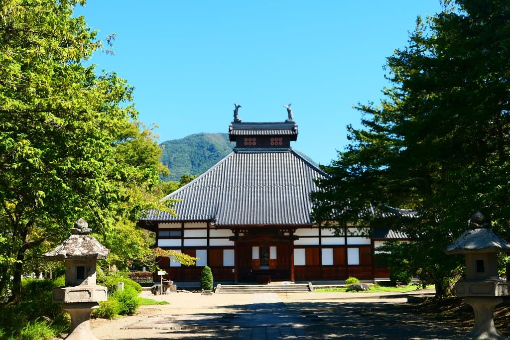 本堂の屋根が注目ですが、松代城のしゃちほこが乗っていました。
