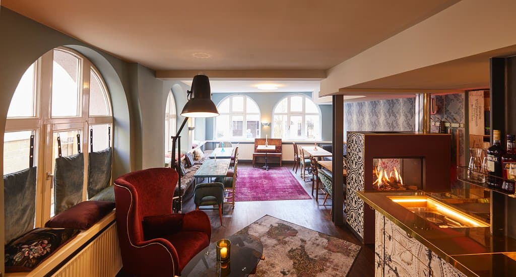 Unser Gastraum mit Kamin und vielen gemütlichen Plätzen!