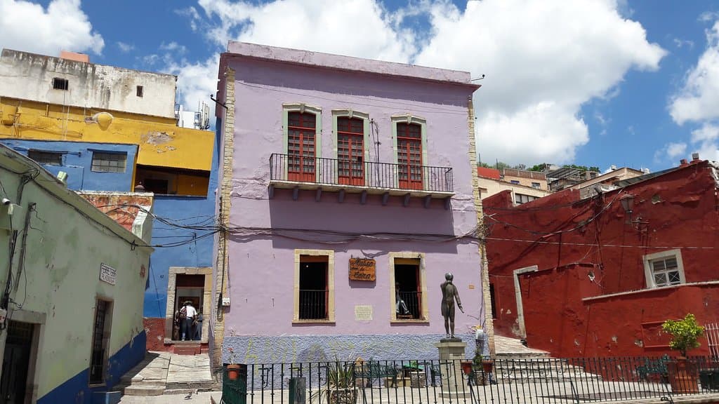 El Museo de Cera está en una plaza muy colorida