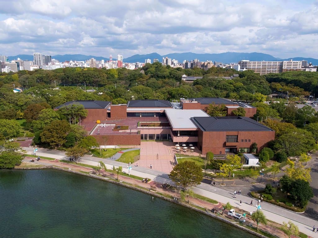 大濠公園上空から見た美術館。大濠公園の園路に開かれた新アプローチの様子がよくわかります。