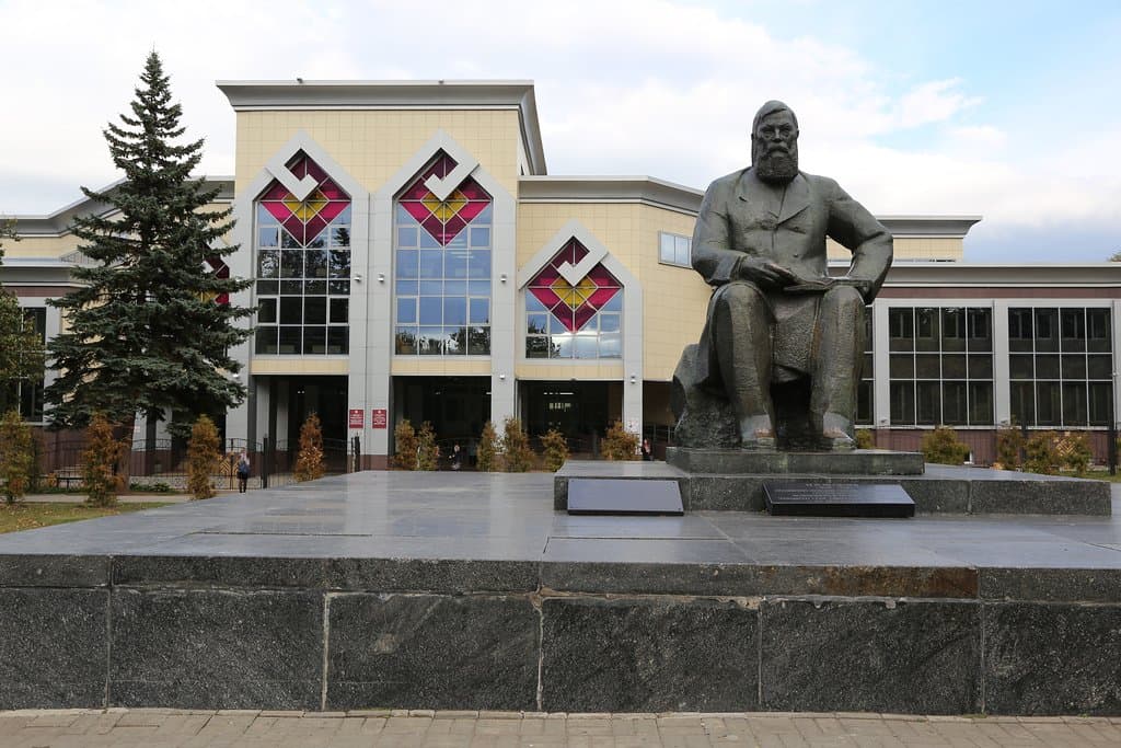 Памятник Яковлеву