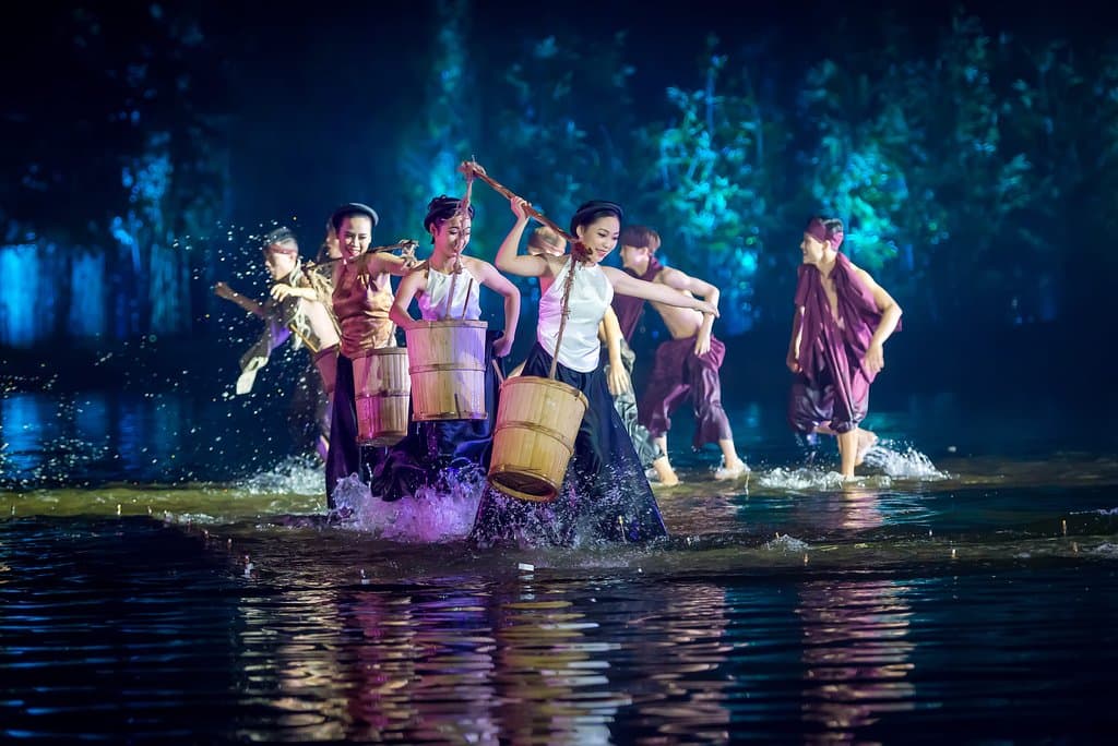 Hình ảnh mấy anh trai tráng chòng ghẹo các cô thiếu nữ thật đáng yêu như trong bài ca dao "Tát nước đầu đình" quen thuộc.