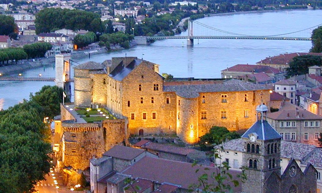 2 terrasses, un état de conservation remarquable, le Château-musée de Tournon domine le Rhône majestueusement