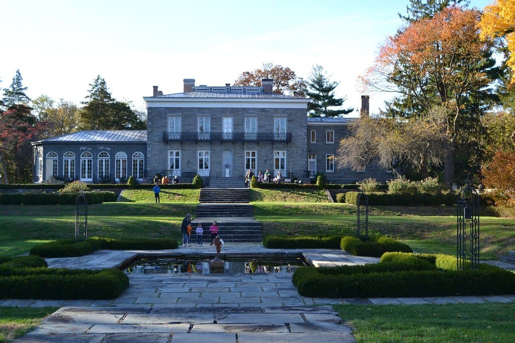Picture of the grounds and house.
