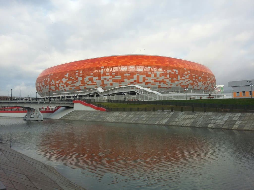 Вид на стадион с противоположного берега реки Инсар