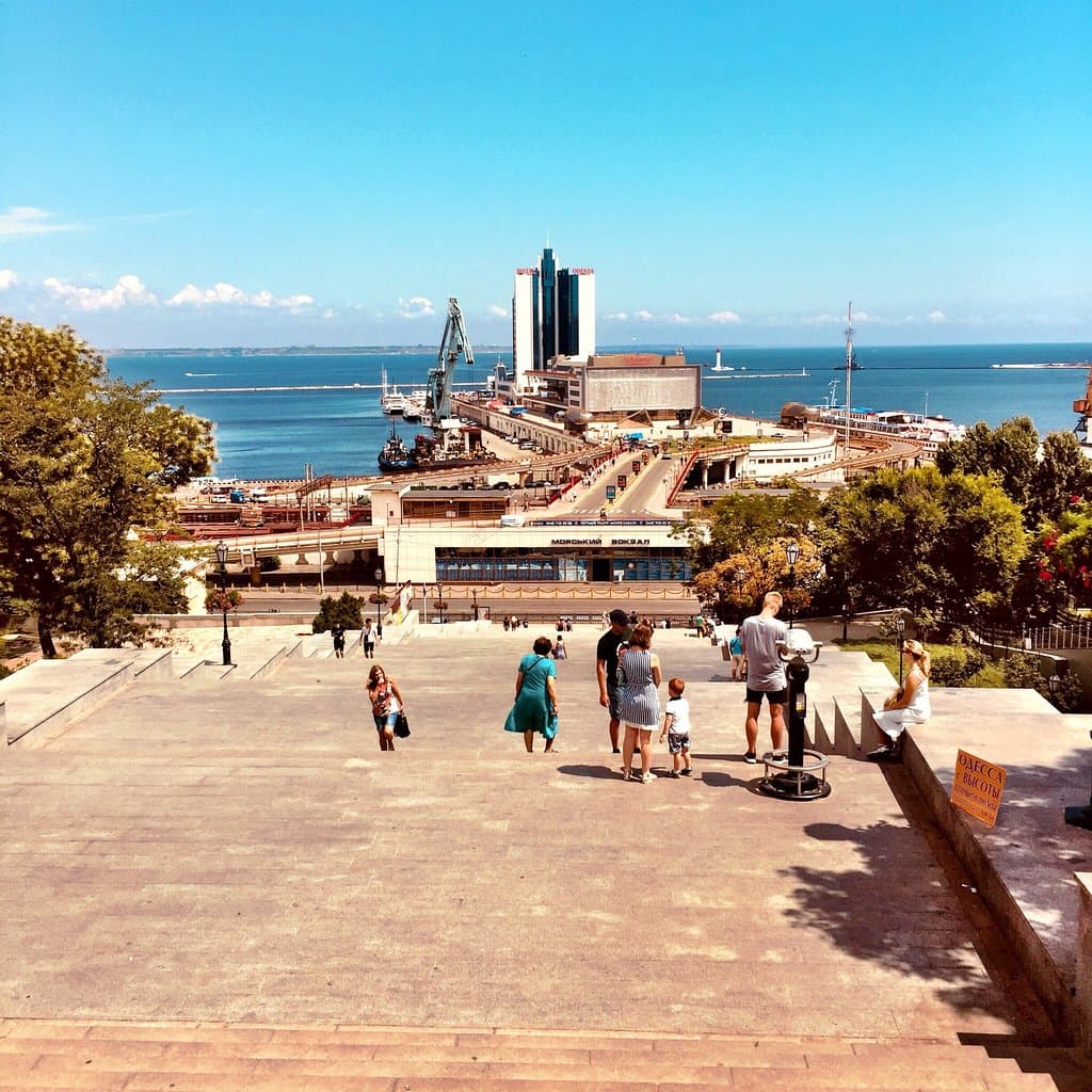 Odessa’nın en önemli simgesi ise, kuşkusuz, kentle ödeşleşen Potemkin merdivenleri. Avrupa’daki en ilgi çekici altıncı merdiven olarak gösterilen merdiven, ünlü “Potemkin Zırhlısı” filmi sonrası dünyaca ün kazanıyor.  Odessa’nın inşasından çok önce, 1764 yılında, Hacıbey Kalesi’nin yer aldığı tepe ile deniz arasında rahat ulaşım sağlama ihtiyacı doğuyor. Bugün merdivenin bulunduğu yerde o zamanlar köprü yer alıyor.