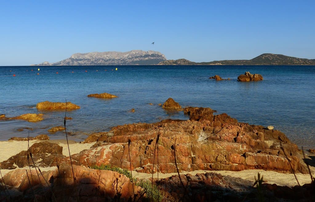 Le roccette rosa di Bados davanti alla Tavolara