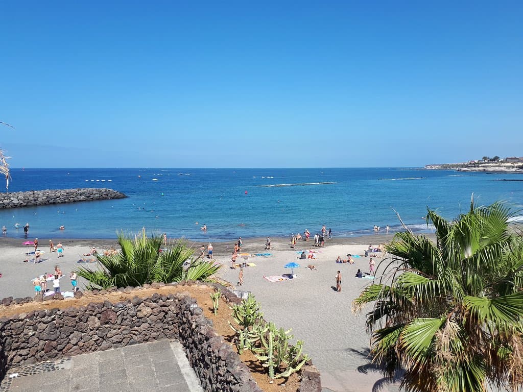 spiaggia bianca, sia spiaggia libera che con servizi ,atlantico da ammirare, al tramonto è fiabesco,il giorno tarda mattina si vivacizza