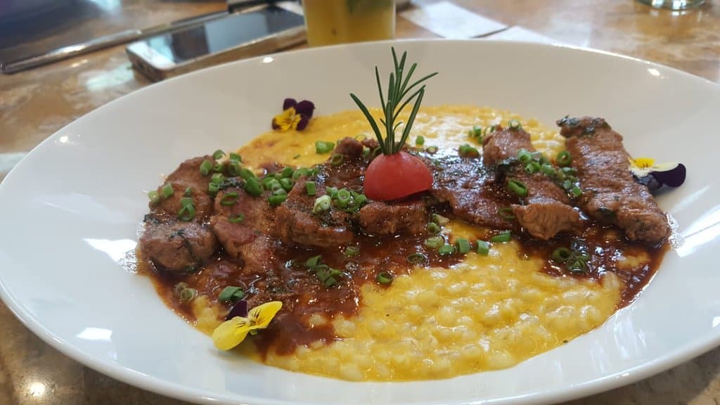 ALPACA ANTICUCHERA-
 lomo de alpaca  en tradicional  salsa anticuchera, servido con un trigoto  cazero.