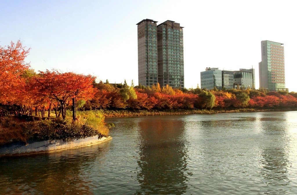 Seokchon Lake at sunset.