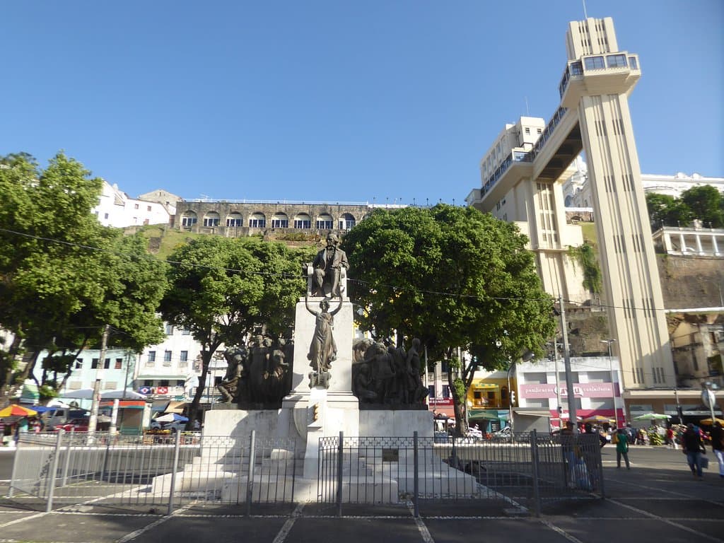 the Praça and the elevator