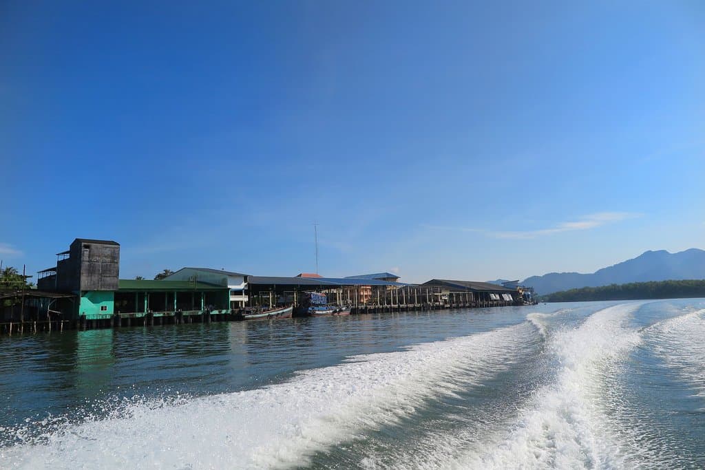 ทัศนียภาพ ระหว่างเดินทางด้วยเรือเร็วแบบสปีทโบ้ท ไปยังเกาะพยาม ครับ