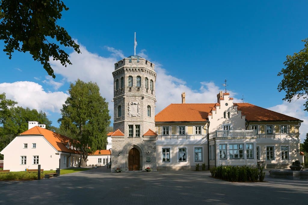 Maarjamäe Palace was commissioned by Count Anatoli Orlov-Davydov from St. Petersburg. The historicist limestone summer residence on the seashore was designed by architect Robert Gödicke and built in 1874.  Now it is a branch museum of the Estonian History Museum i