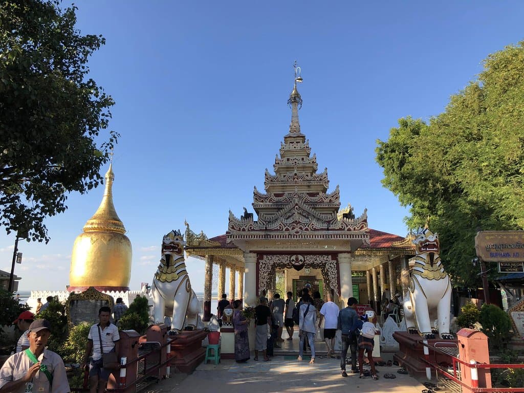 entrada com pagode ao fundo.
