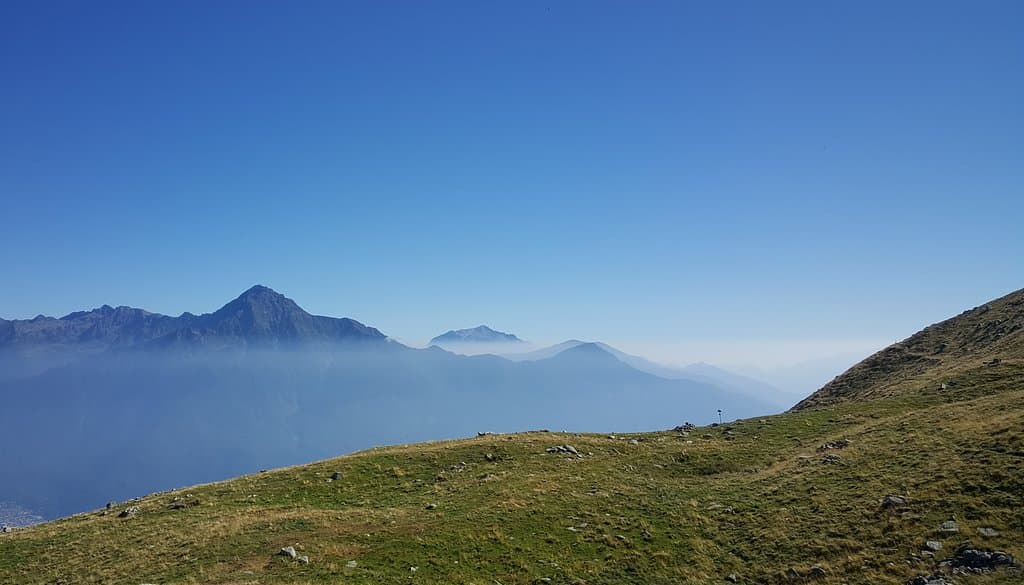 Monte Legnone ripreso dall'Alpe Gigiai. E' una montagna delle Alpi alta 2.609 m. È la cima più alta della provincia di Lecco e del settore più occidentale delle Alpi Orobie. La vetta del Legnone è chiaramente visibile da Milano e dalla Brianza. Sullo sfondo al centro della foto si nota la Grigna (2.410 m).