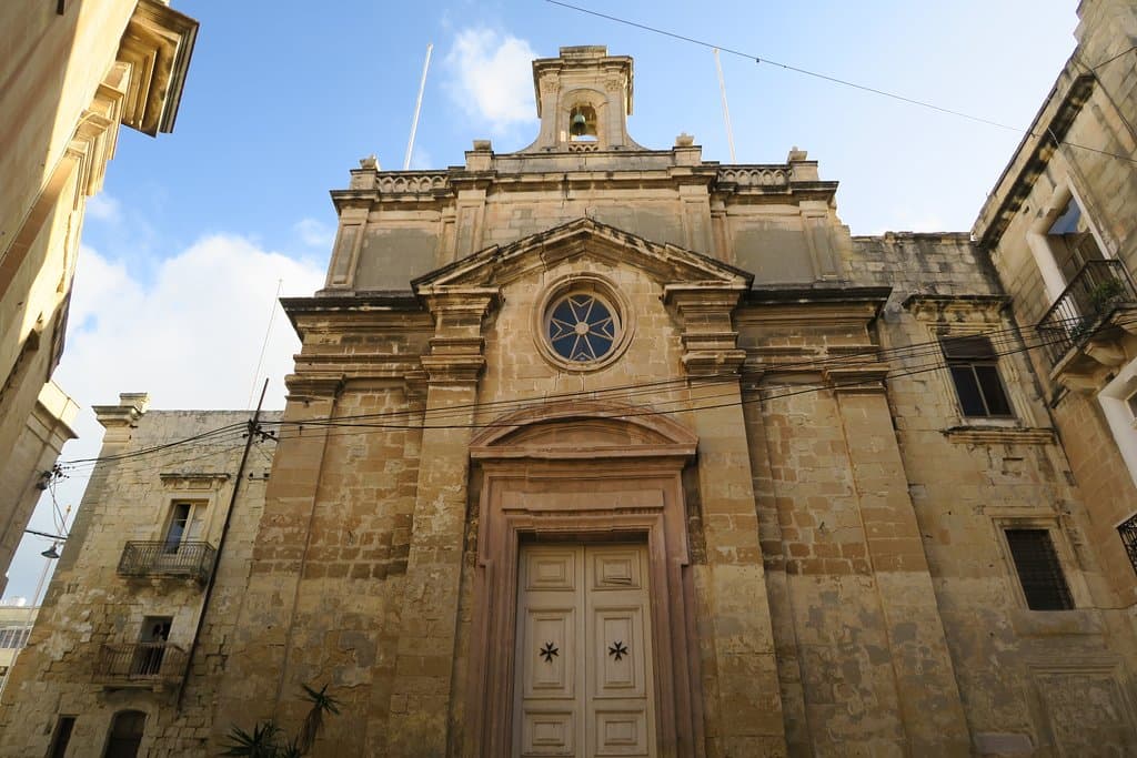 礼拝堂の正面の写真です。 入口は、向かって左側の壁面にあります。