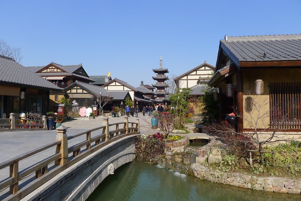 小橋流水，唐式建築。