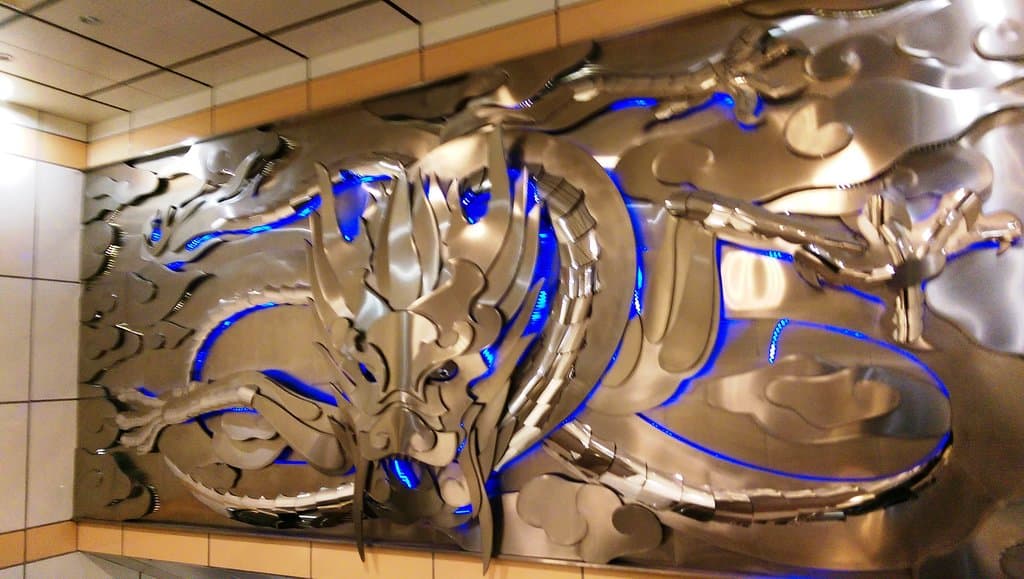 東門捷運的公共藝術，是一條龍