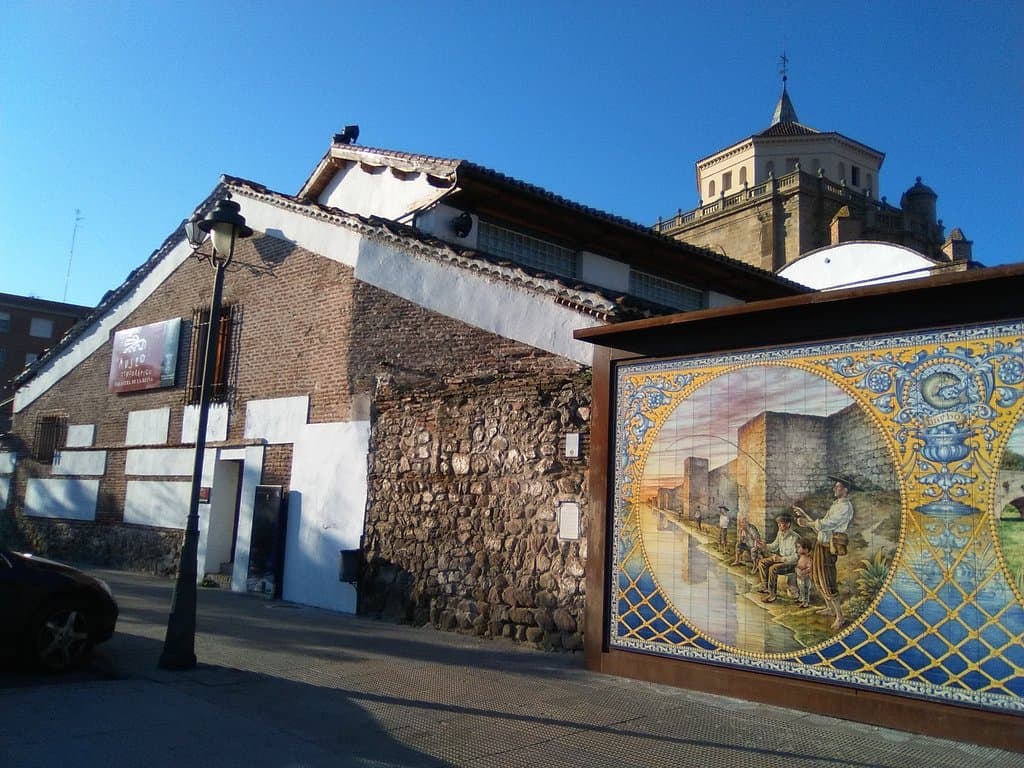 Museo Etnográfico (izd), mural "Pescadores Río Tajo" (dch) y Santa Catalina (al fondo).