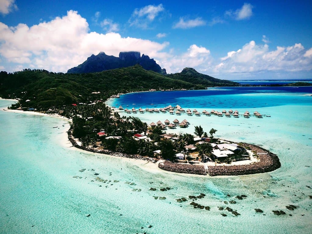 Matira Beach, Bora Bora. Hermosa playa pública. Muy recomendable ir a la mañana el color del agua por la mañana es increíble!  Sin duda una de las playas que no se pueden dejar de visitar si estás en Bora Bora. ( recomendación llevar protector solar porque no hay mucha sombra después del mediodía)