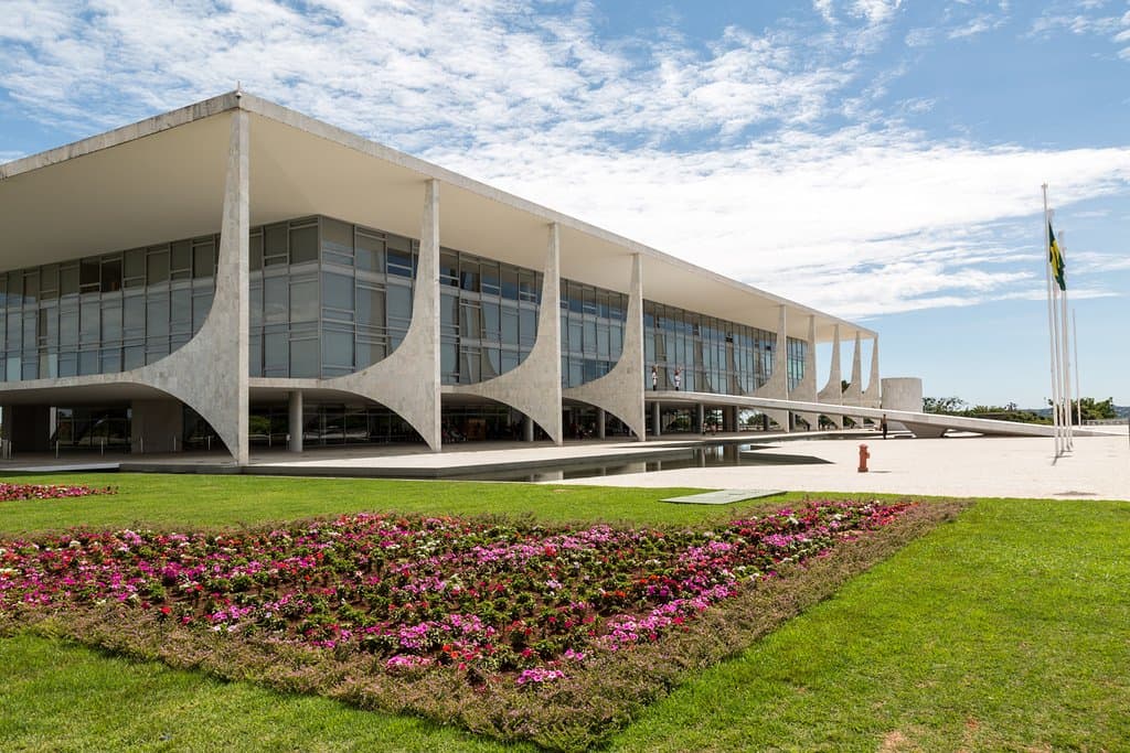 Fachada com jardim