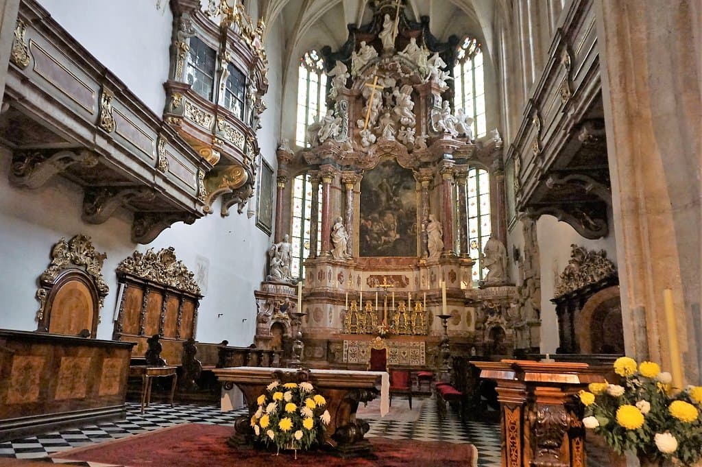 Строгая внешняя готика с роскошным интерьером в стиле барокко – 35