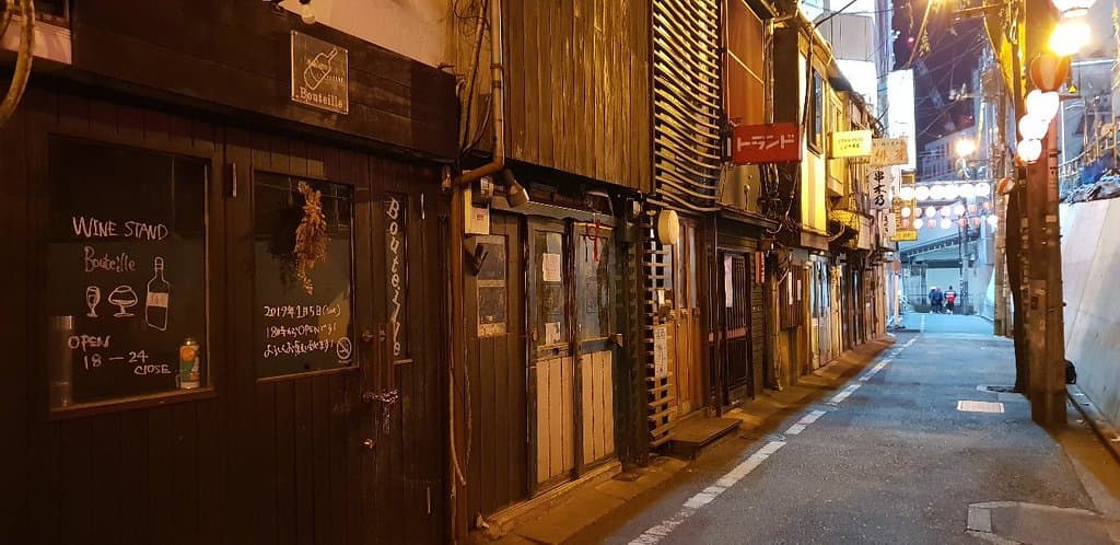 Piccola vietta nel cuore di Shibuya piena di izakaya